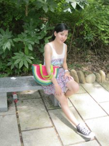 me小妞穿短裙在浙江千岛湖游玩