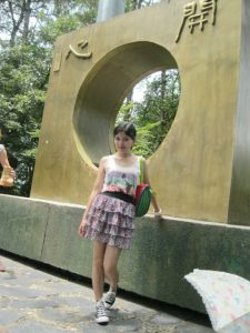 me小妞穿短裙在浙江千岛湖游玩