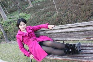 和女友小妞出去玩,在公园长椅上的厚丝腿