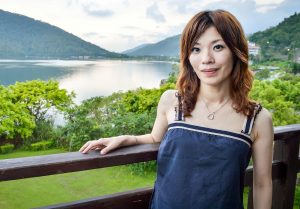 王嫂和她乡下的表姐一个纤瘦一个丰满