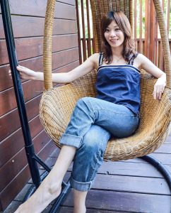 王嫂和她乡下的表姐一个纤瘦一个丰满