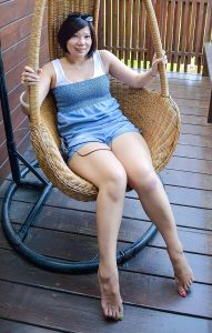 王嫂和她乡下的表姐一个纤瘦一个丰满