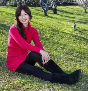 表嫂春日里穿裤袜靴子外拍