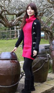 表嫂春日里穿裤袜靴子外拍