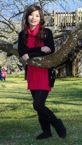 表嫂春日里穿裤袜靴子外拍