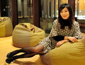 一个远方表嫂的黑丝袜高跟美腿