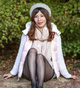 秋日里表嫂穿黑丝拍写真,想全部喷至美腿上