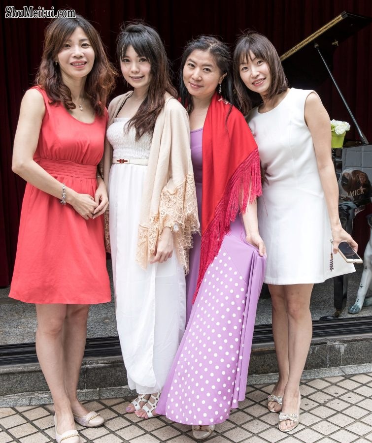 王嫂出席婚礼高跟白腿[第1张/共3张]