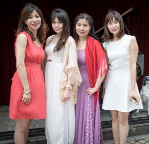 王嫂出席婚礼高跟白腿