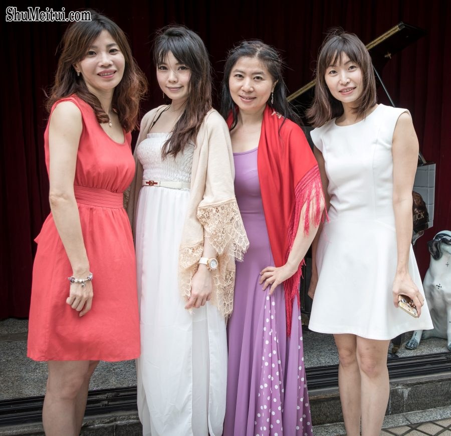 王嫂出席婚礼高跟白腿[第2张/共3张]