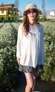 表嫂在韭菜花地里的美腿诱惑