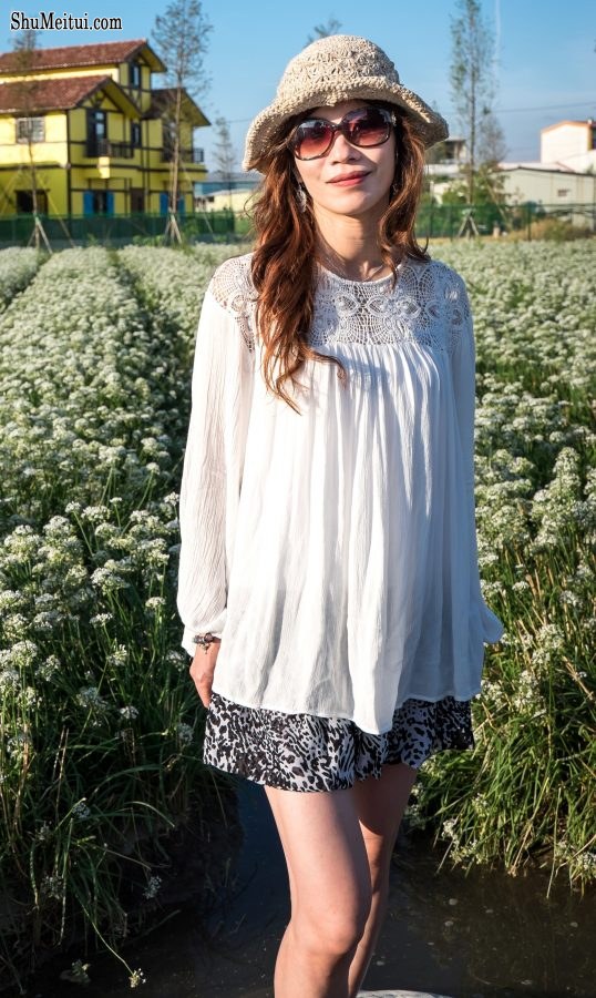 表嫂在韭菜花地里的美腿诱惑[第1张/共6张]