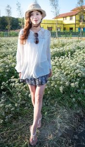 表嫂在韭菜花地里的美腿诱惑