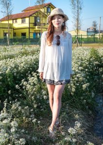 表嫂在韭菜花地里的美腿诱惑