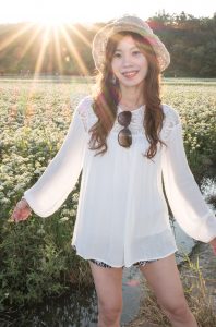 表嫂在韭菜花地里的美腿诱惑