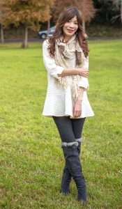 喜欢拍照的表嫂穿上了牛仔裤高跟靴子