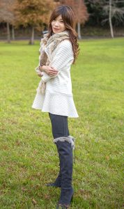 喜欢拍照的表嫂穿上了牛仔裤高跟靴子