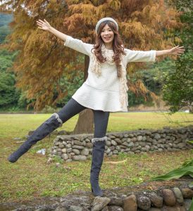 喜欢拍照的表嫂穿上了牛仔裤高跟靴子