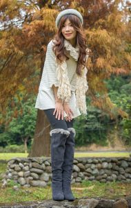 喜欢拍照的表嫂穿上了牛仔裤高跟靴子