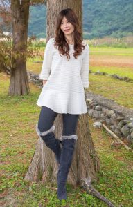 喜欢拍照的表嫂穿上了牛仔裤高跟靴子