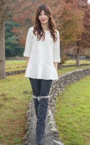 喜欢拍照的表嫂穿上了牛仔裤高跟靴子