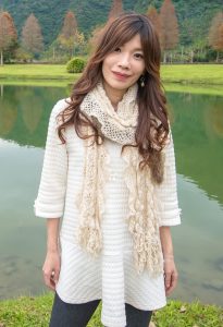 喜欢拍照的表嫂穿上了牛仔裤高跟靴子