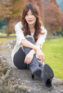 喜欢拍照的表嫂穿上了牛仔裤高跟靴子