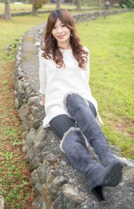 喜欢拍照的表嫂穿上了牛仔裤高跟靴子