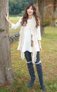 喜欢拍照的表嫂穿上了牛仔裤高跟靴子