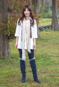 喜欢拍照的表嫂穿上了牛仔裤高跟靴子