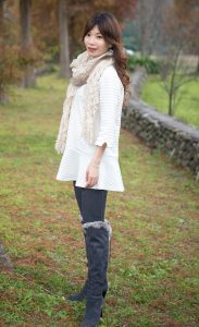 喜欢拍照的表嫂穿上了牛仔裤高跟靴子