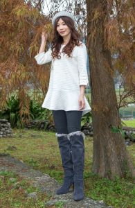 喜欢拍照的表嫂穿上了牛仔裤高跟靴子