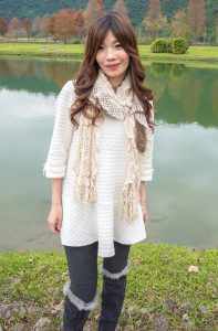 喜欢拍照的表嫂穿上了牛仔裤高跟靴子