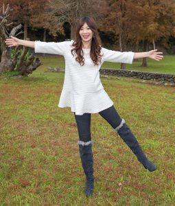 喜欢拍照的表嫂穿上了牛仔裤高跟靴子