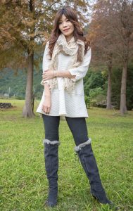 喜欢拍照的表嫂穿上了牛仔裤高跟靴子