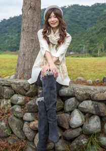 喜欢拍照的表嫂穿上了牛仔裤高跟靴子