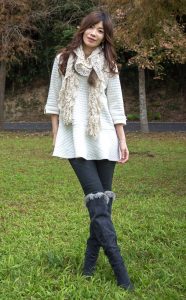 喜欢拍照的表嫂穿上了牛仔裤高跟靴子