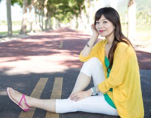 轻熟女嫂子穿了一双漂亮的凉鞋