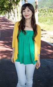 轻熟女嫂子穿了一双漂亮的凉鞋