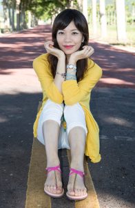 轻熟女嫂子穿了一双漂亮的凉鞋