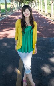 轻熟女嫂子穿了一双漂亮的凉鞋