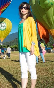 轻熟女嫂子穿了一双漂亮的凉鞋