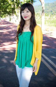 轻熟女嫂子穿了一双漂亮的凉鞋