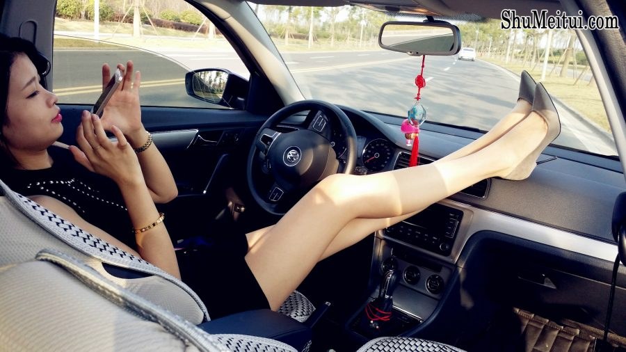 喜欢穿丝袜秀腿的人妻[第1张/共20张]