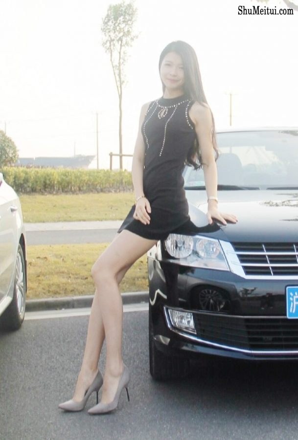 喜欢穿丝袜秀腿的人妻[第12张/共20张]