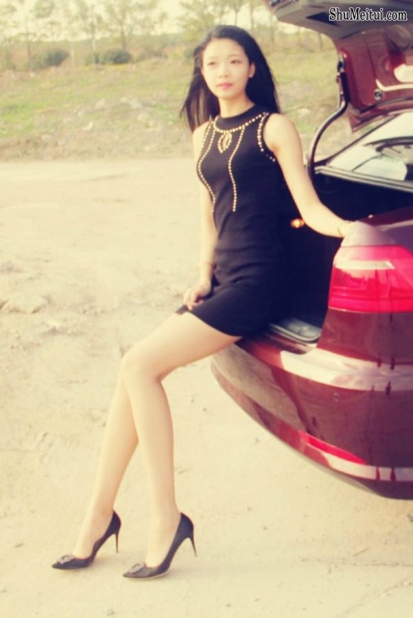 喜欢穿丝袜秀腿的人妻[第16张/共20张]