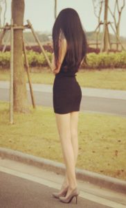 喜欢穿丝袜秀腿的人妻