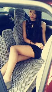 喜欢穿丝袜秀腿的人妻