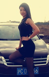 喜欢穿丝袜秀腿的人妻