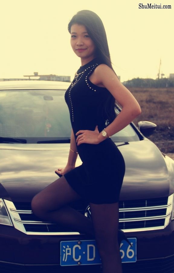 喜欢穿丝袜秀腿的人妻[第3张/共20张]